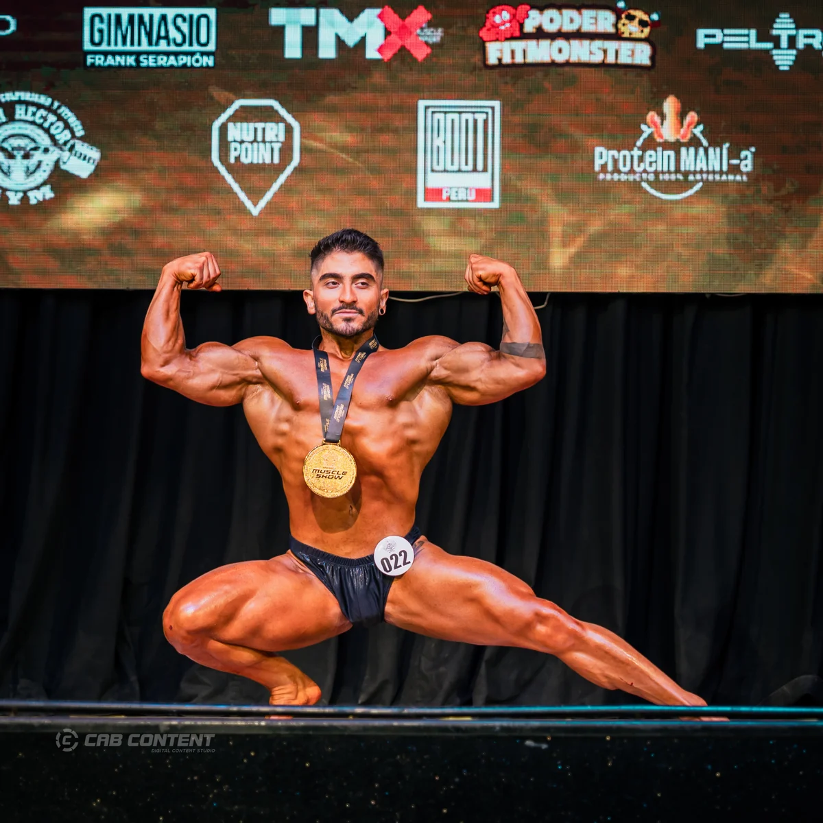 Sebastián Yepes compitiendo en fisicoculturismo, medalla de oro